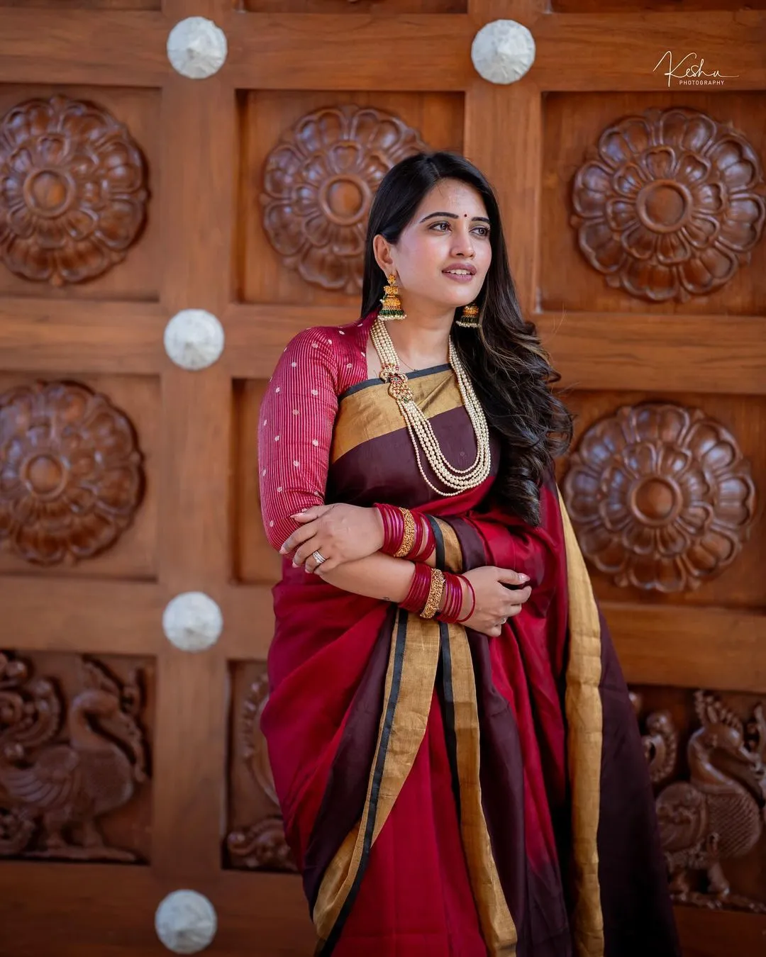 SOUTH INDIAN TV ACTRESS SRAVANTHI CHOKARAPU STILLS IN MAROON SAREE 9